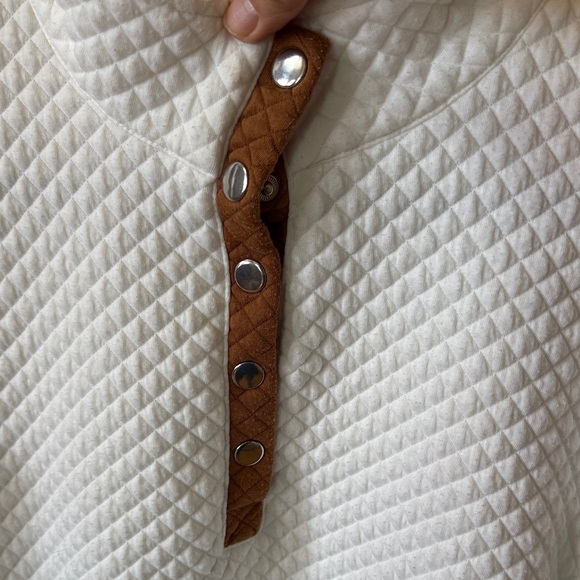 Source Unknown White Quilted Sweatshirt with Brown Button Accents Small A41 - Picture 2 of 9